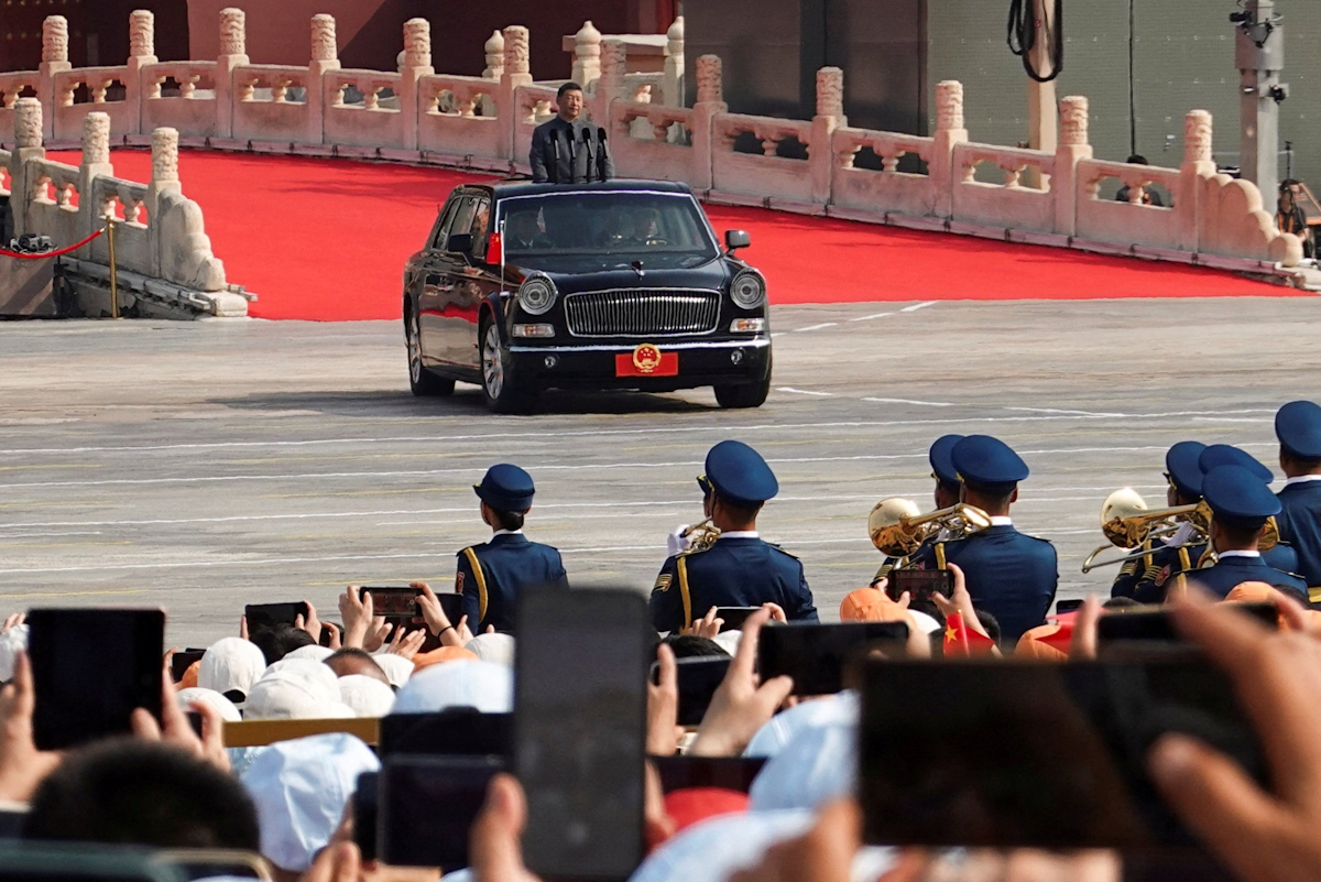 Ο Κινέζος Πρόεδρος Xi Jinping επιθεωρεί τη στρατιωτική παρέλαση του Πεκίνου για τα 80 χρόνια από τη λήξη του Β' Παγκοσμίου Πολέμου