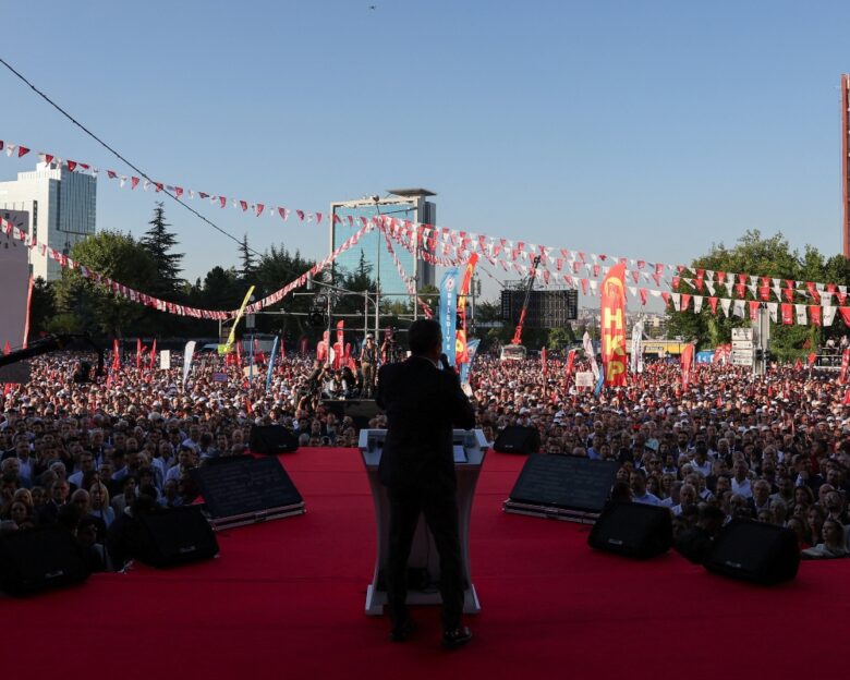 Δεκάδες χιλιάδες πολίτες κατέβηκαν σε διαδήλωση του CHP στην Άγκυρα – «Ερντογάν, έχεις δει ποτέ την πλατεία Ταντογκάν έτσι;»