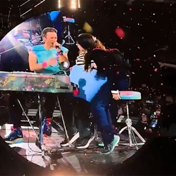 Coldplay: Κατηγορούν τον Κρις Μάρτιν για αντισημιτισμό επειδή κάλεσε Ισραηλινές στη σκηνή και μίλησε για «ίσους ανθρώπους στη Γη»