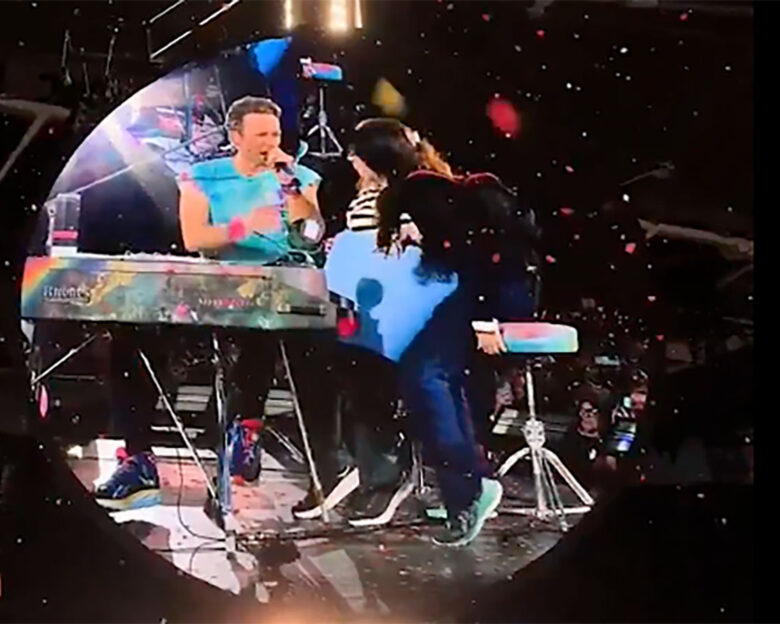 Coldplay: Άλλη μια «άβολη» στιγμή σε συναυλία τους – «Σας αντιμετωπίζω ανθρώπινα ανεξάρτητα από την καταγωγή σας»