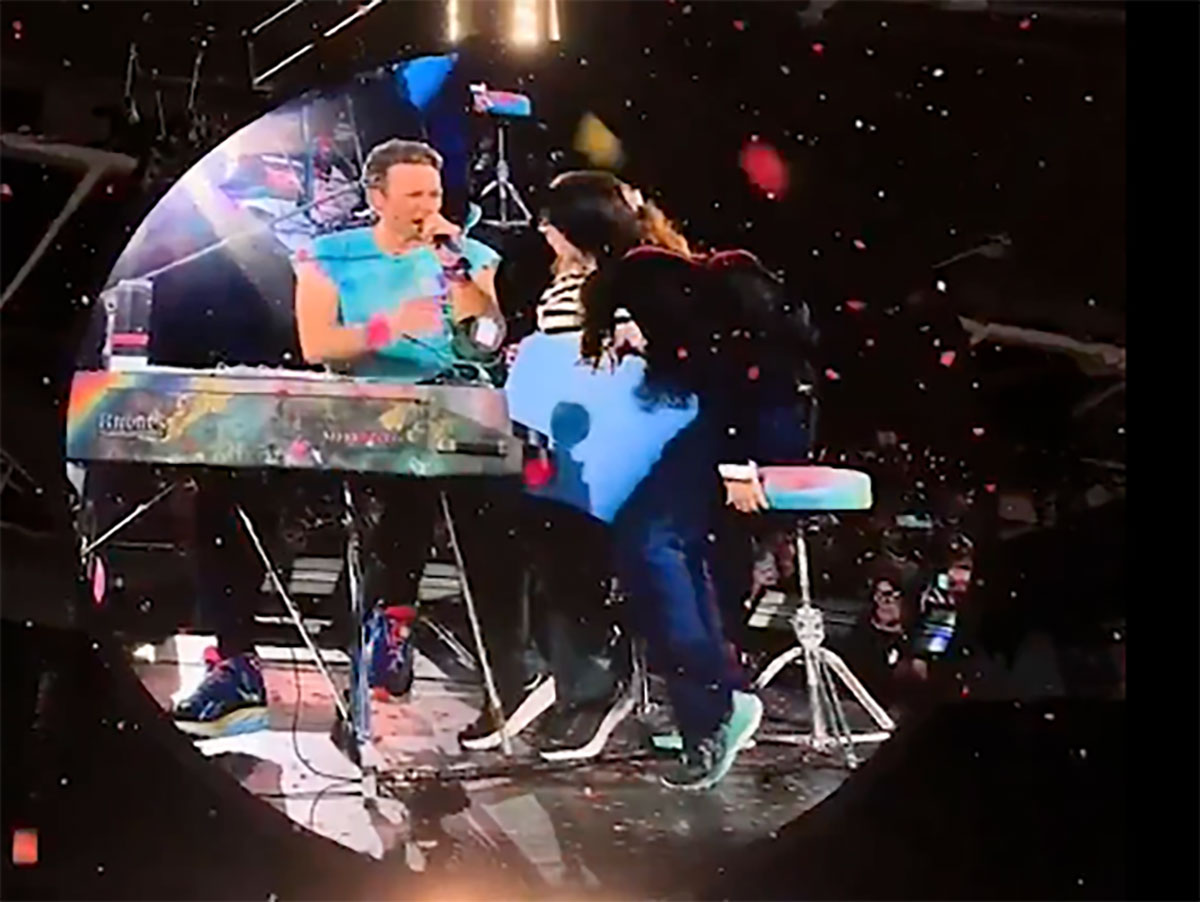 Coldplay: Άλλη μια «άβολη» στιγμή σε συναυλία τους – «Σας αντιμετωπίζω ανθρώπινα ανεξάρτητα από την καταγωγή σας»