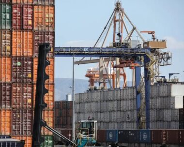 Containers στο λιμάνι του Πειραιά