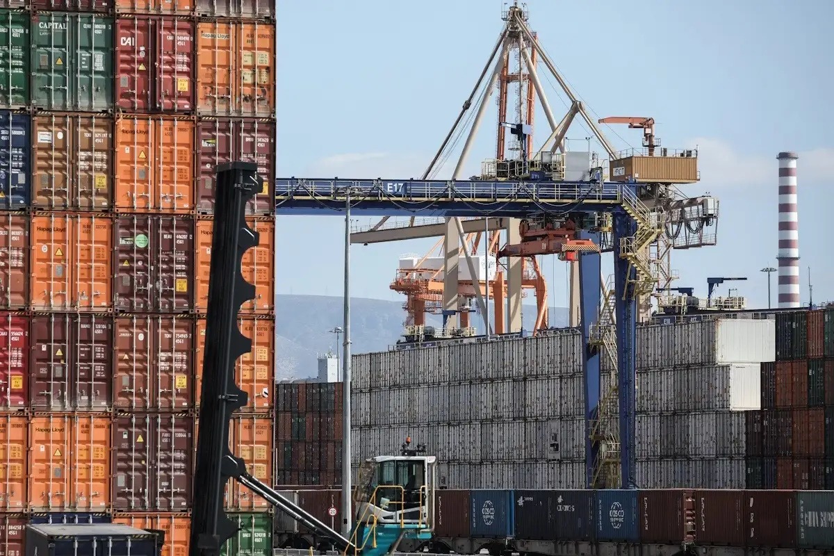 Containers στο λιμάνι του Πειραιά
