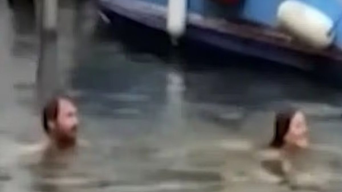 Ζευγάρι Βρετανών για κολύμπι σε κανάλι της Βενετίας