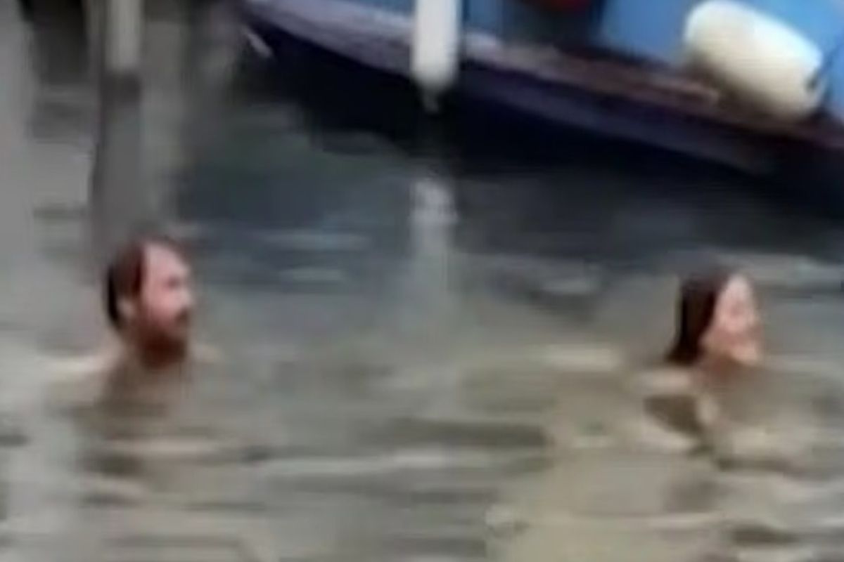 Ζευγάρι Βρετανών για κολύμπι σε κανάλι της Βενετίας