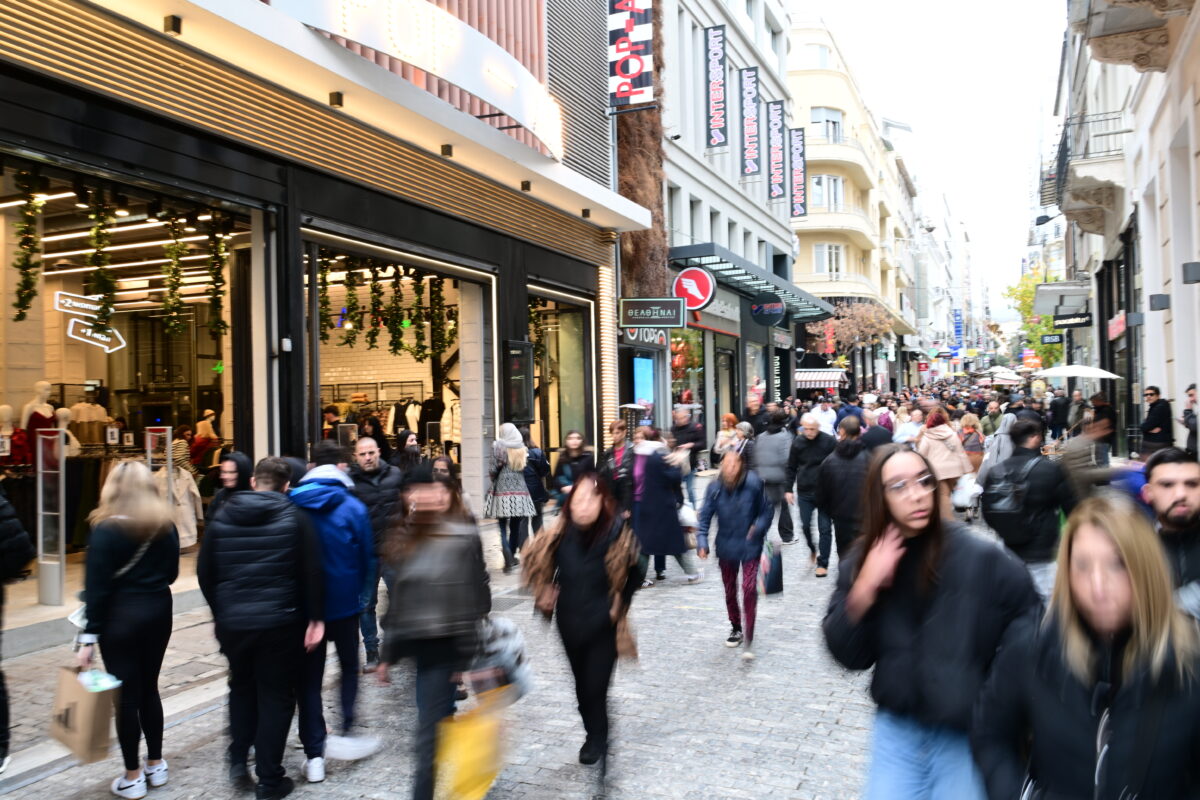 Πλήθος κόσμου στο κέντρο της Αθήνας