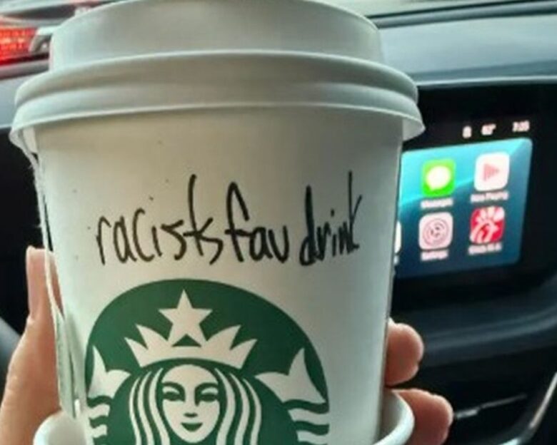 Παρήγγειλε στα Starbucks αυτό που έπινε ο Τσάρλι Κερκ και το ποτήρι έγραφε: «Το αγαπημένο ενός ρατσιστή» – Απολύθηκε ο υπάλληλος