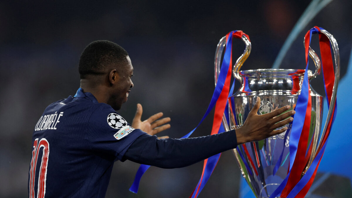 Ο Ντεμπελέ με το τρόπαιο του Champions League