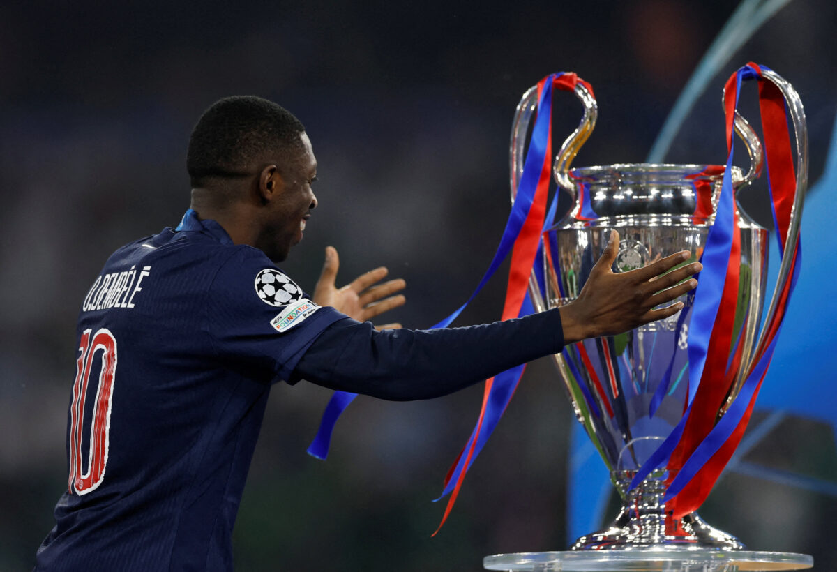 Ο Ντεμπελέ με το τρόπαιο του Champions League