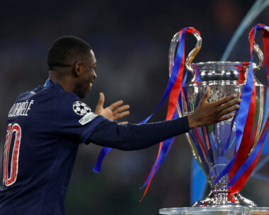 Ο Ντεμπελέ με το τρόπαιο του Champions League