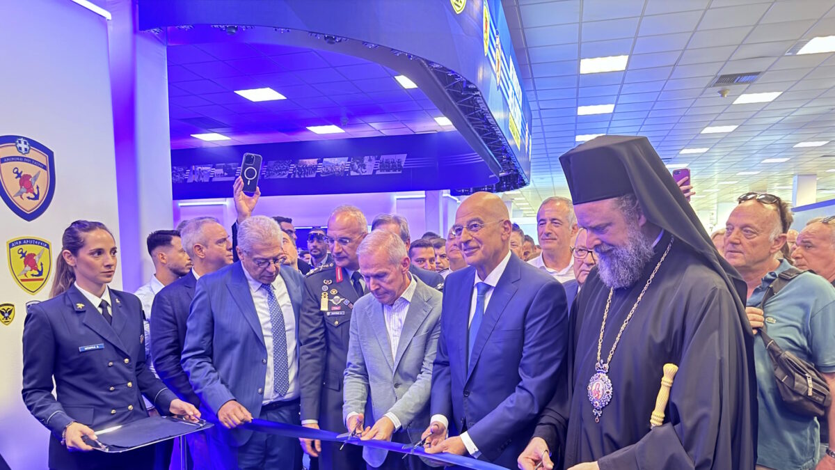 Η στιγμή που ο Νίκος Δένδιας εγκαινιάζει το περίπτερο του ΥΠΕΘΑ στην 89η ΔΕΘ