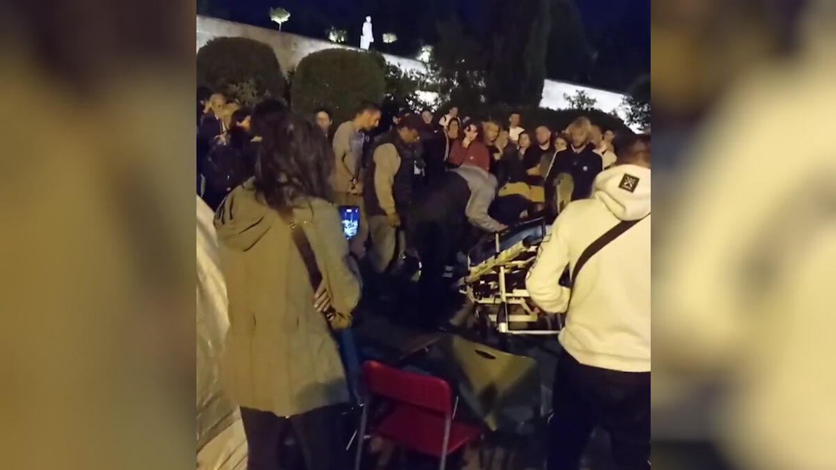 Η στιγμή που διασώστες  παραλαμβάνουν τον απεργό πείνας