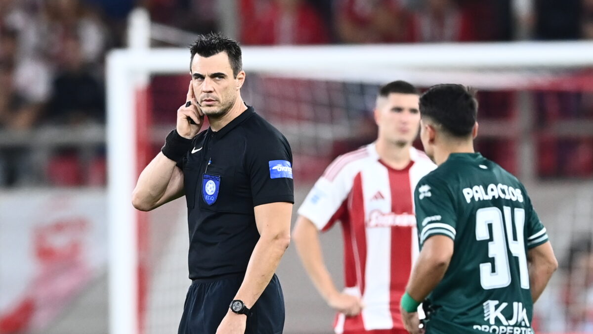 Ο διαιτητής Κατσικογιάννης προσπαθεί να επικοινωνήσει με το VAR