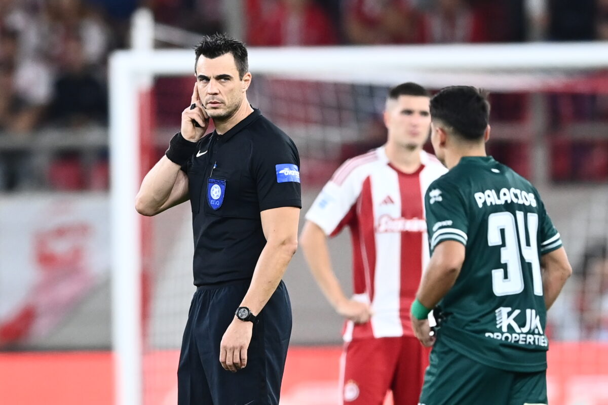 Ο διαιτητής Κατσικογιάννης προσπαθεί να επικοινωνήσει με το VAR