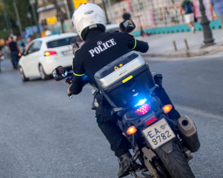 Η συγκινητική επιχείρηση αστυνομικών για τη διακομιδή εγκύου σε κρίσιμη κατάσταση: «Μερικές φορές, κάθε λεπτό μετρά» – Δείτε βίντεο
