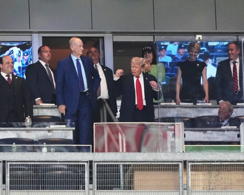 Ο Ντόναλντ Τραμπ χόρεψε στους ρυθμούς του «YMCA» σε αγώνα, μετά τη δολοφονία του Τσάρλι Κερκ – Δείτε βίντεο
