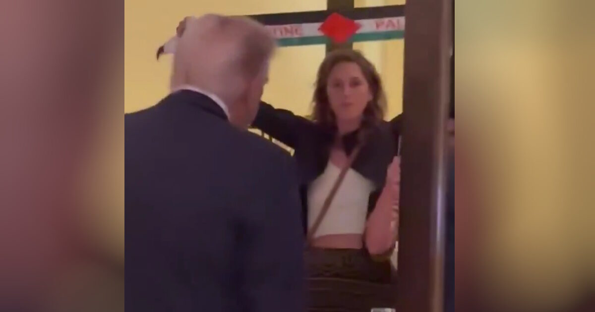 “Donald Trump is modern Hitler”: protesters stormed into the restaurant he ate and explored –