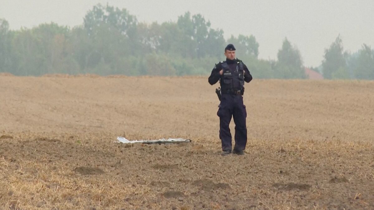 Αστυνομικός δίπλα από drone