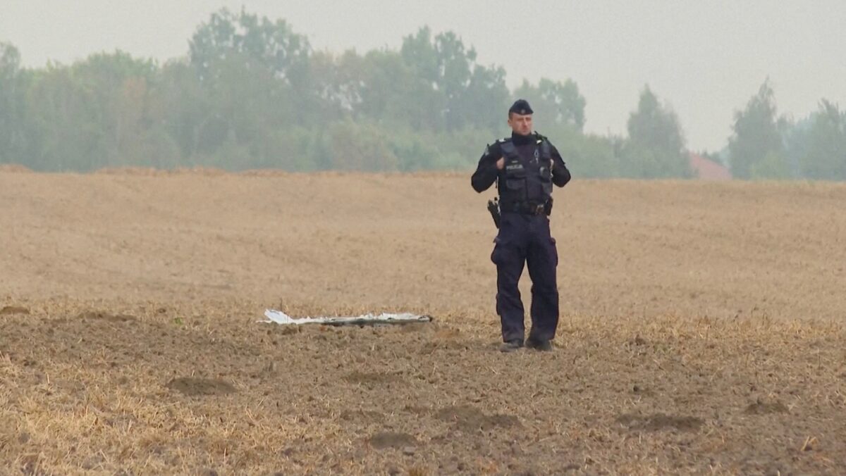 Αστυνομικός δίπλα από drone