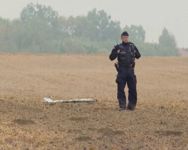 Αστυνομικός δίπλα από drone