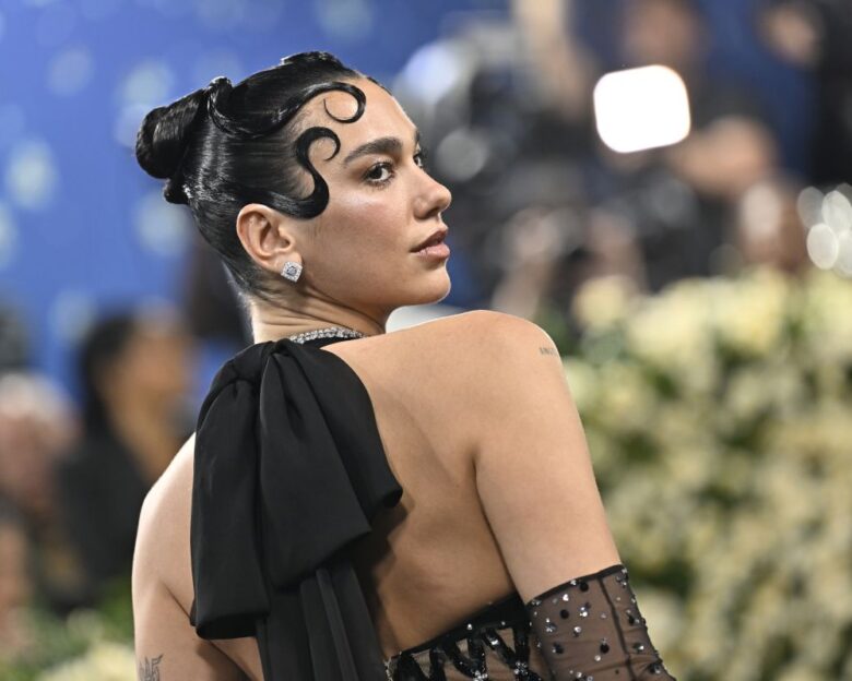 Η Dua Lipa απέλυσε τον μανατζέρ της για το Παλαιστινιακό και το ιρλανδικό συγκρότημα Kneecap