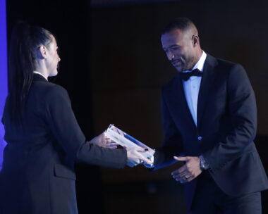 Ο Ελ Κααμπί παραλμαβάνει το βραβείο του το 2024