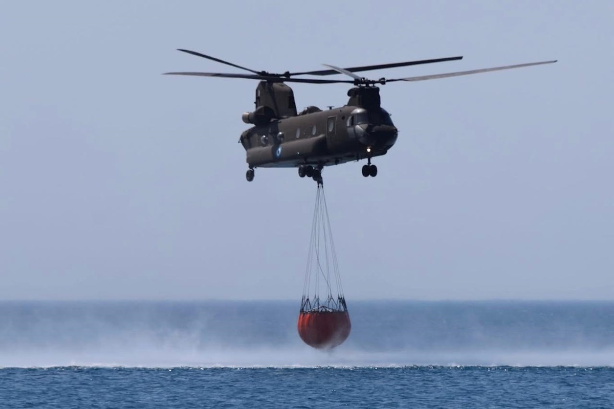 Ελικόπτερο Chinook σε αποστολή αεροπυρόσβεσης