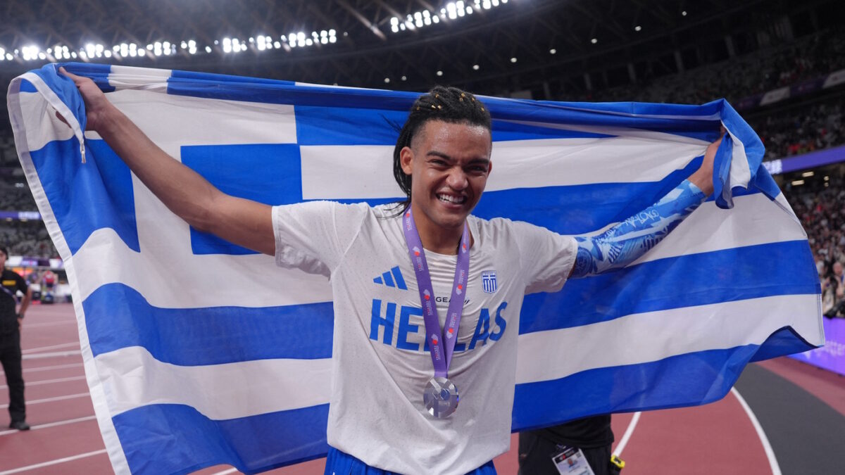 Ο Εμμανουήλ Καραλής με την ελληνική σημαία (ΦΩΤΟ REUTERS