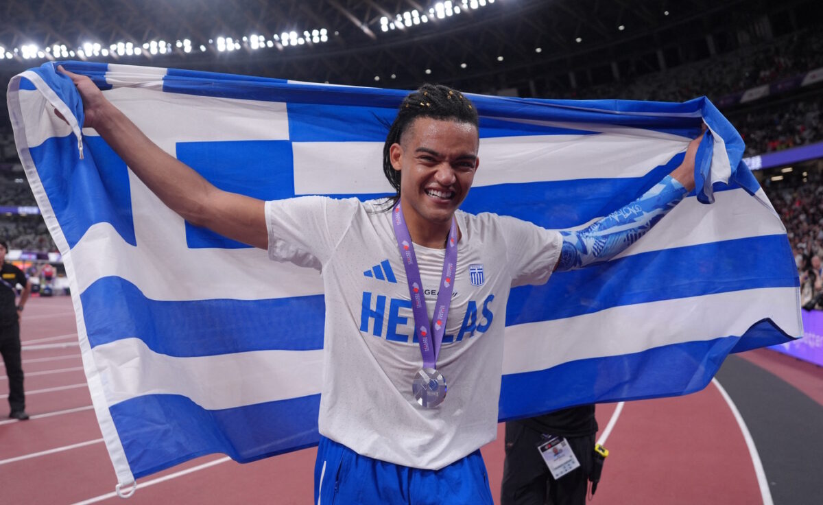 Ο Εμμανουήλ Καραλής με την ελληνική σημαία (ΦΩΤΟ REUTERS