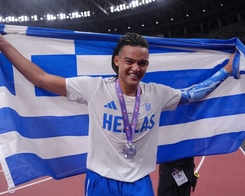 Ο Εμμανουήλ Καραλής με την ελληνική σημαία (ΦΩΤΟ REUTERS