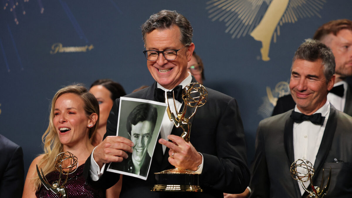Ο Στίβεν Κόλμπερτ παραλαμβάνει το βραβείο Emmy στα 77α Primetime Emmy Awards