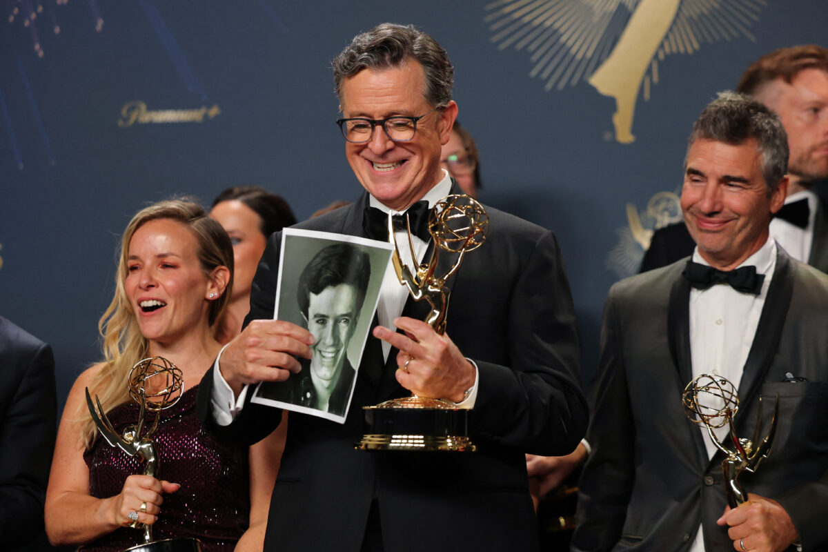 Ο Στίβεν Κόλμπερτ παραλαμβάνει το βραβείο Emmy στα 77α Primetime Emmy Awards