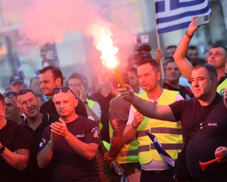 Θεσσαλονίκη: Με πυρσούς, κόρνες και συνθήματα η πορεία των ενστόλων – «Ζητάμε αξιοπρέπεια»
