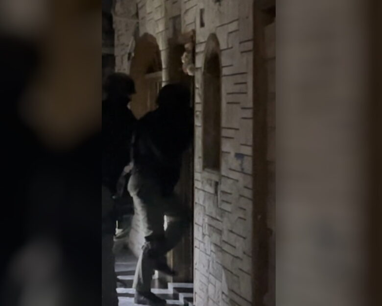 Αττική: Βίντεο από επιχείρηση του ελληνικού FBI – Τέσσερις συλλήψεις
