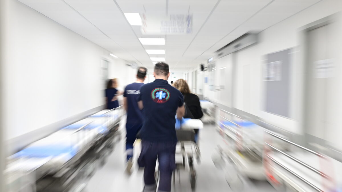 Τραυματιοφορείς σε νοσοκομείο του ΕΣΥ