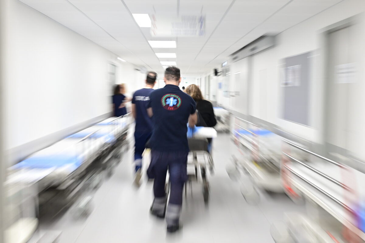 Τραυματιοφορείς σε νοσοκομείο του ΕΣΥ