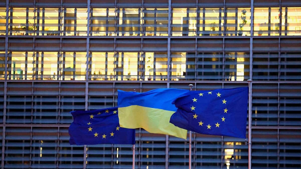 Σημαίες της Ευρωπαϊκής Ένωσης και μία της Ουκρανίας