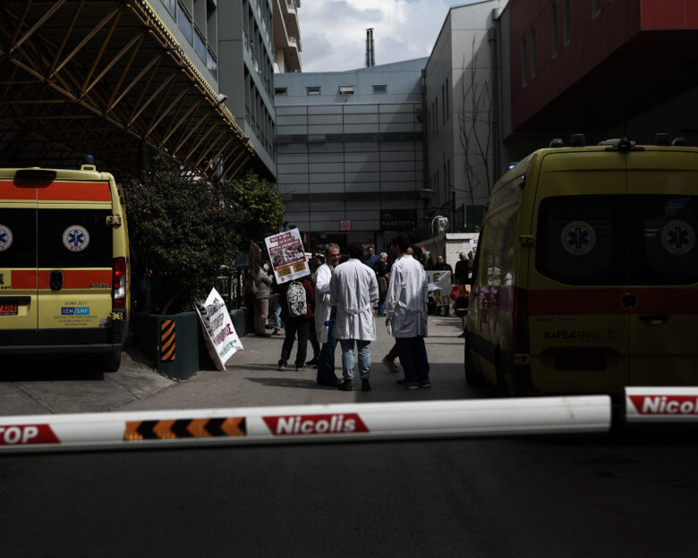 Κάτω Πατήσια: Οδηγός αυτοκινήτου «καρφώθηκε» σε κολώνα – Διακομίστηκε με τραύματα στο «Ευαγγελισμός»