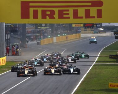 AUTODROMO NAZIONALE MONZA, ITALY - SEPTEMBER 01: Lando Norris, McLaren MCL38, leads Oscar Piastri, McLaren MCL38, George Russell, Mercedes F1 W15, Sir Lewis Hamilton, Mercedes F1 W15, Carlos Sainz, Ferrari SF-24, and the rest of the field at the start during the Italian GP at Autodromo Nazionale Monza on Sunday September 01, 2024 in Monza, Italy. (Photo by Zak Mauger / LAT Images)
