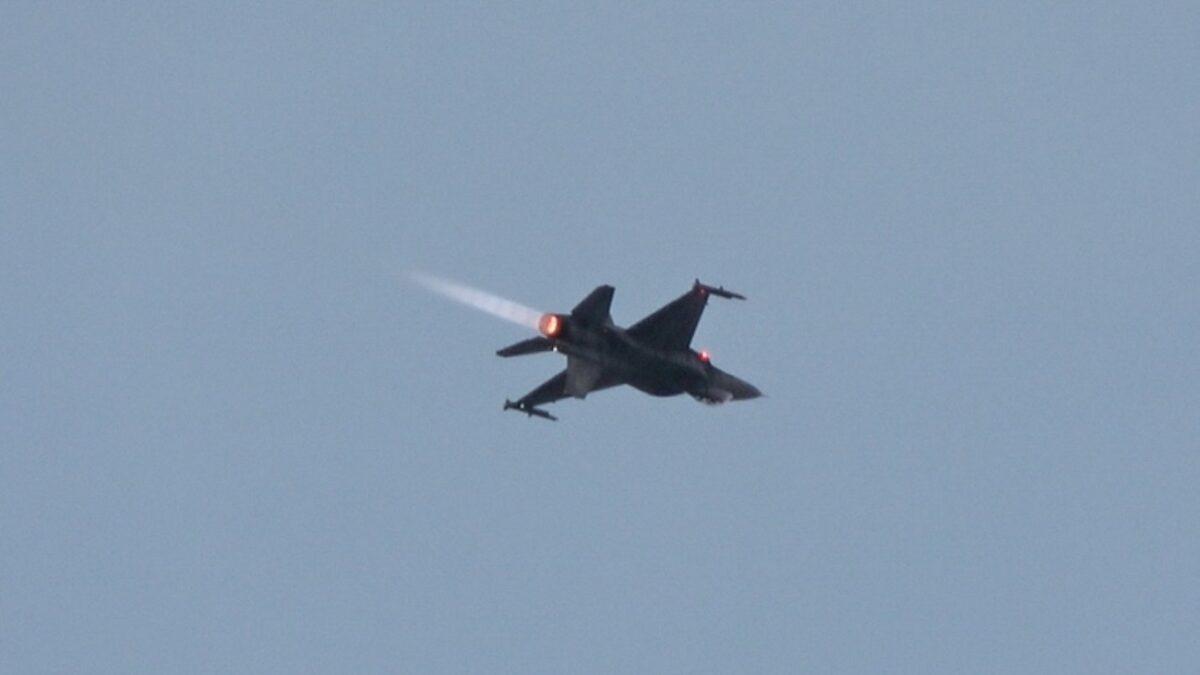 F16