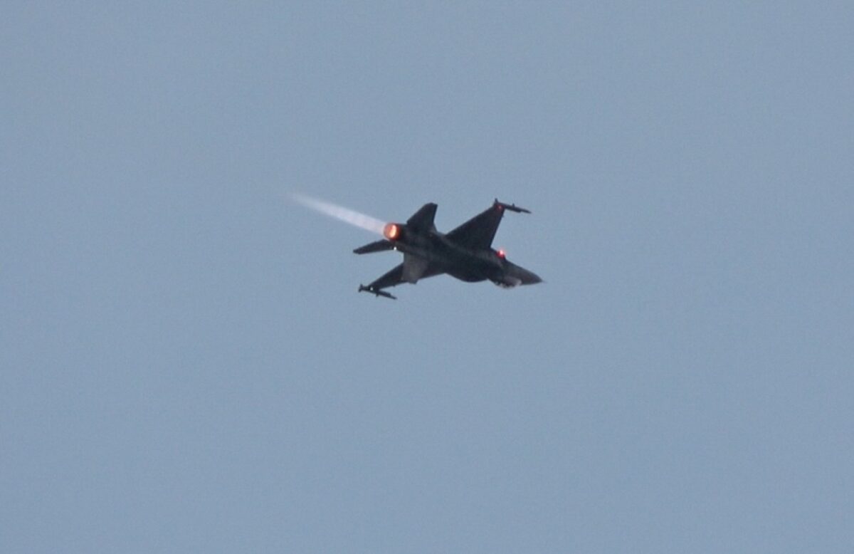 F16