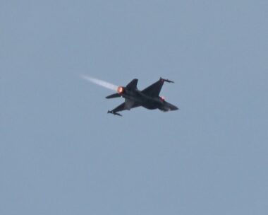 F16
