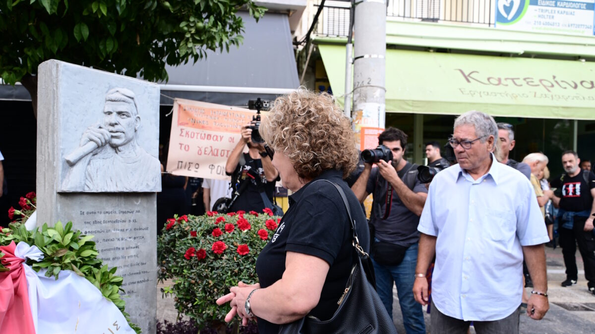 Η Μάγδα Φύσσα στο μνημείο του γιου της