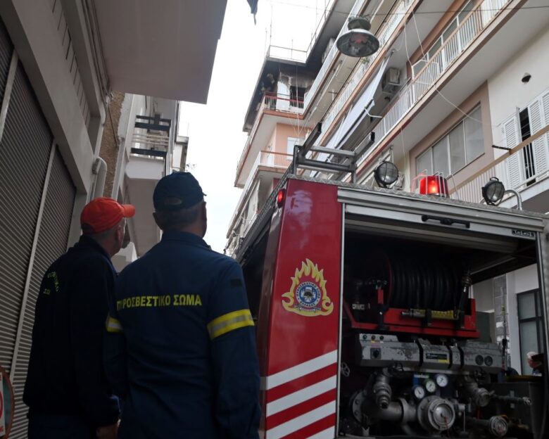 Φωτιά σε διαμέρισμα στον Πειραιά – Απεγκλωβίστηκαν 3 ένοικοι