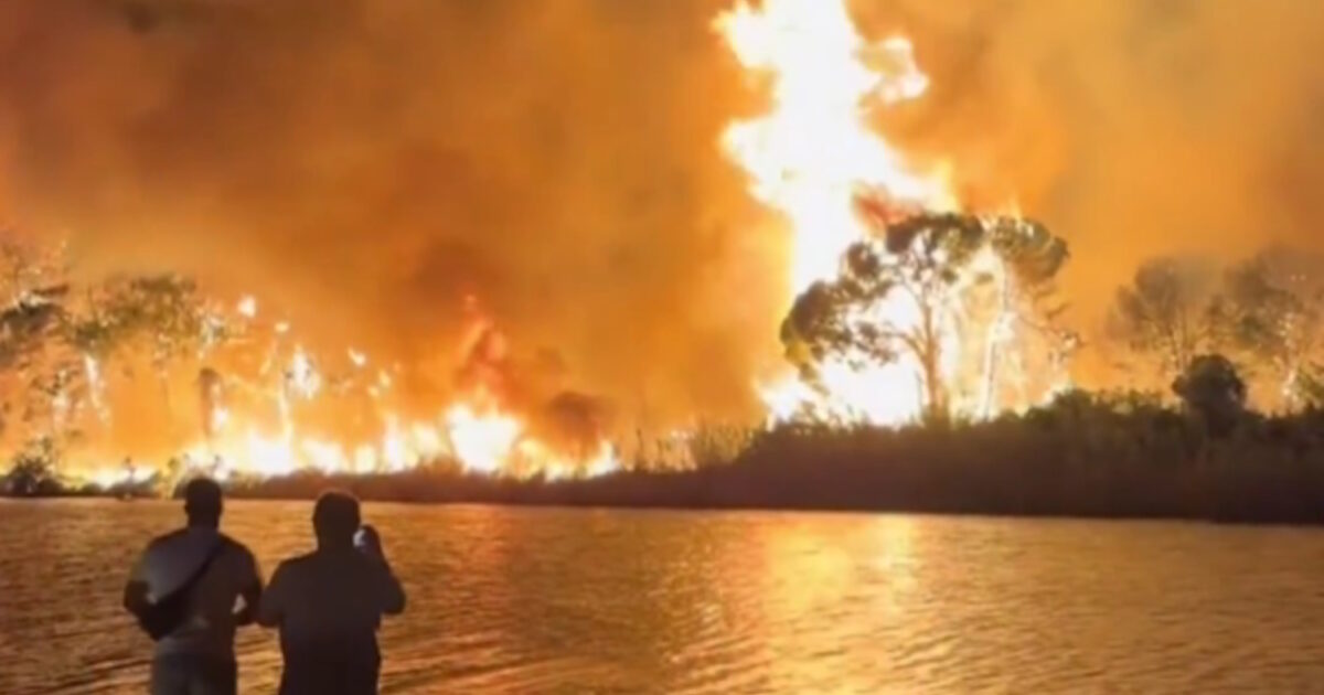 Turkey: fiery hell in Antalya – District evacuations and battle with stormy winds