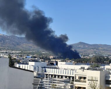 Φωτιά στις Αχαρνές σε υπαίθριο χώρο με ξυλεία – Μήνυμα 112 «Κλείστε πόρτες και παράθυρα»