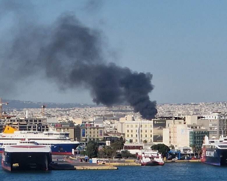 Φωτιά στο Ρέντη στη Θηβών: Επιχειρούν δυνάμεις της πυροσβεστικής