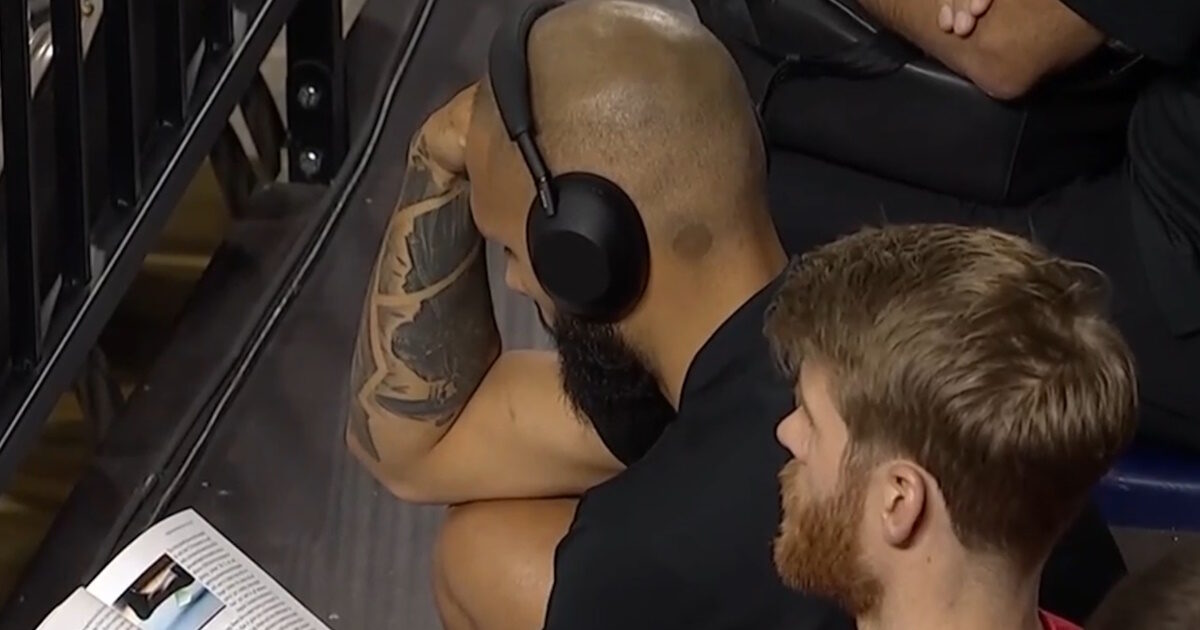 Evan Fournier was reading a book on the platform at the time of the first semifinal of Super Cup