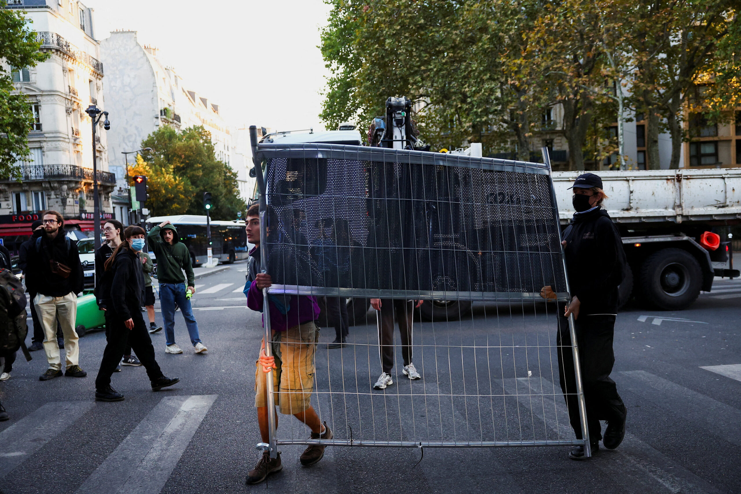 Διαδηλωτές στο Παρίσι, κατά τη διάρκεια της ημέρας κινητοποίησης «Bloquons Tout» (Μπλοκάρουμε τα πάντα)