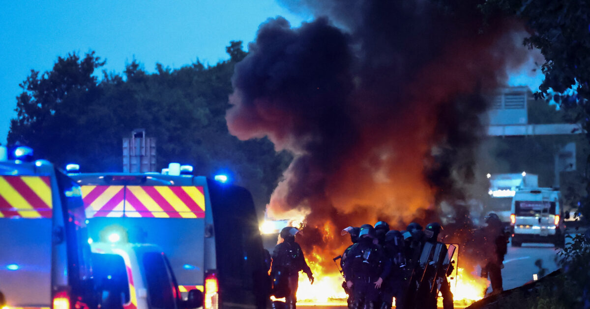 Movement “Block Everything” in France: Mass Exclusions and Conflicts – Bus set fire to Renn